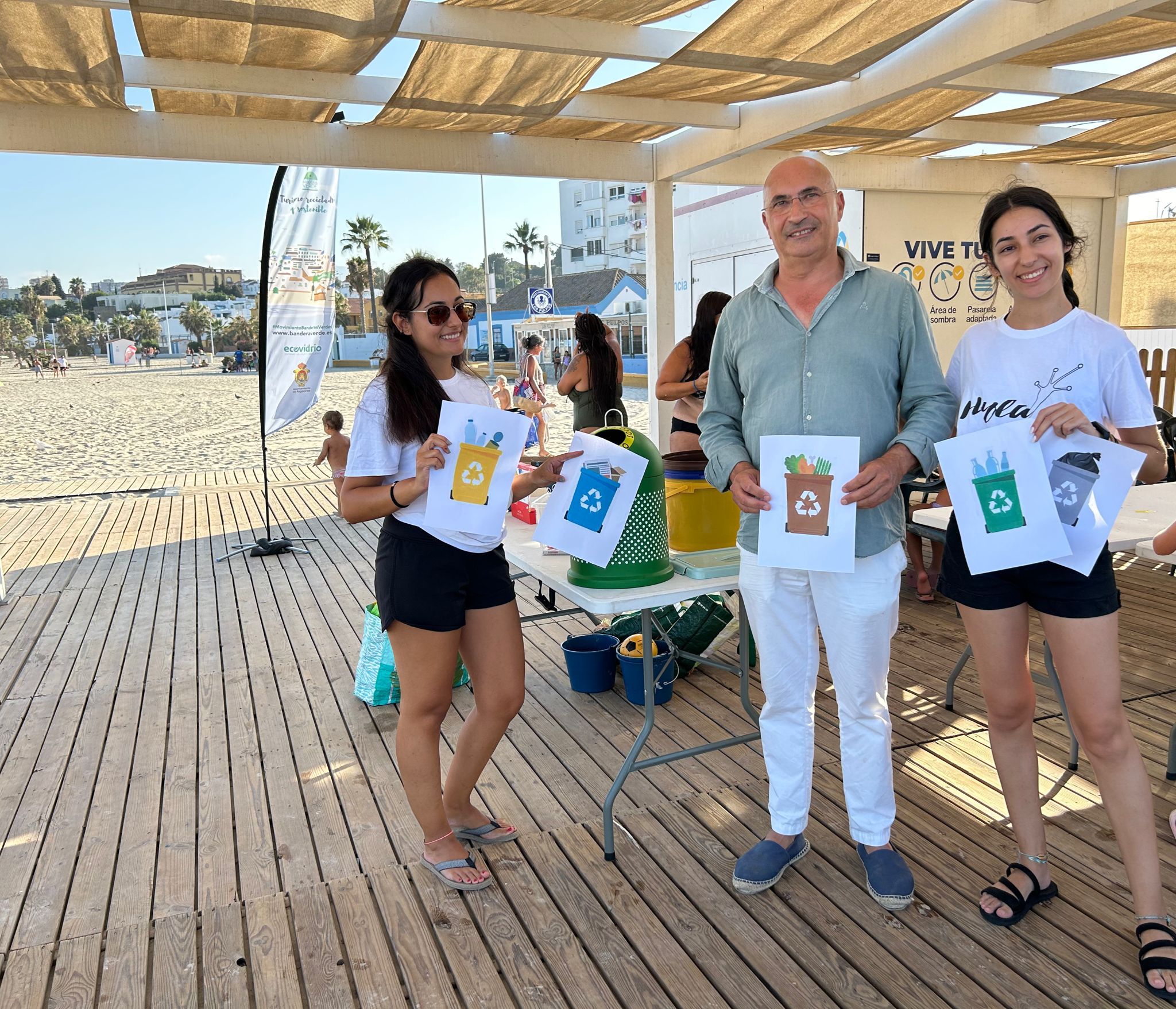 Unos 40 niños participan en talleres de reciclaje en las playas de Algeciras 