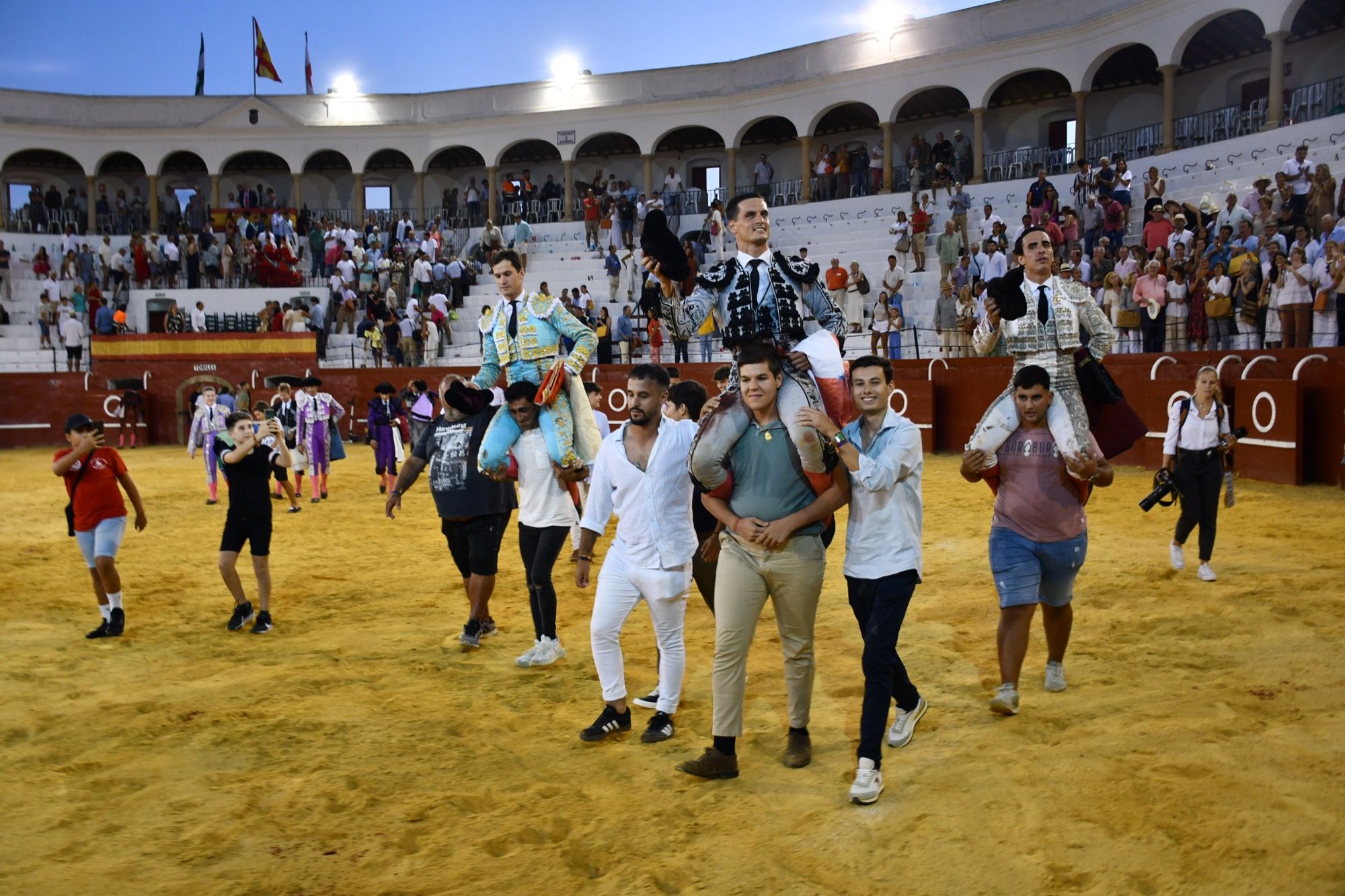 Triunfo de los tres toreros en la corrida de Feria Real