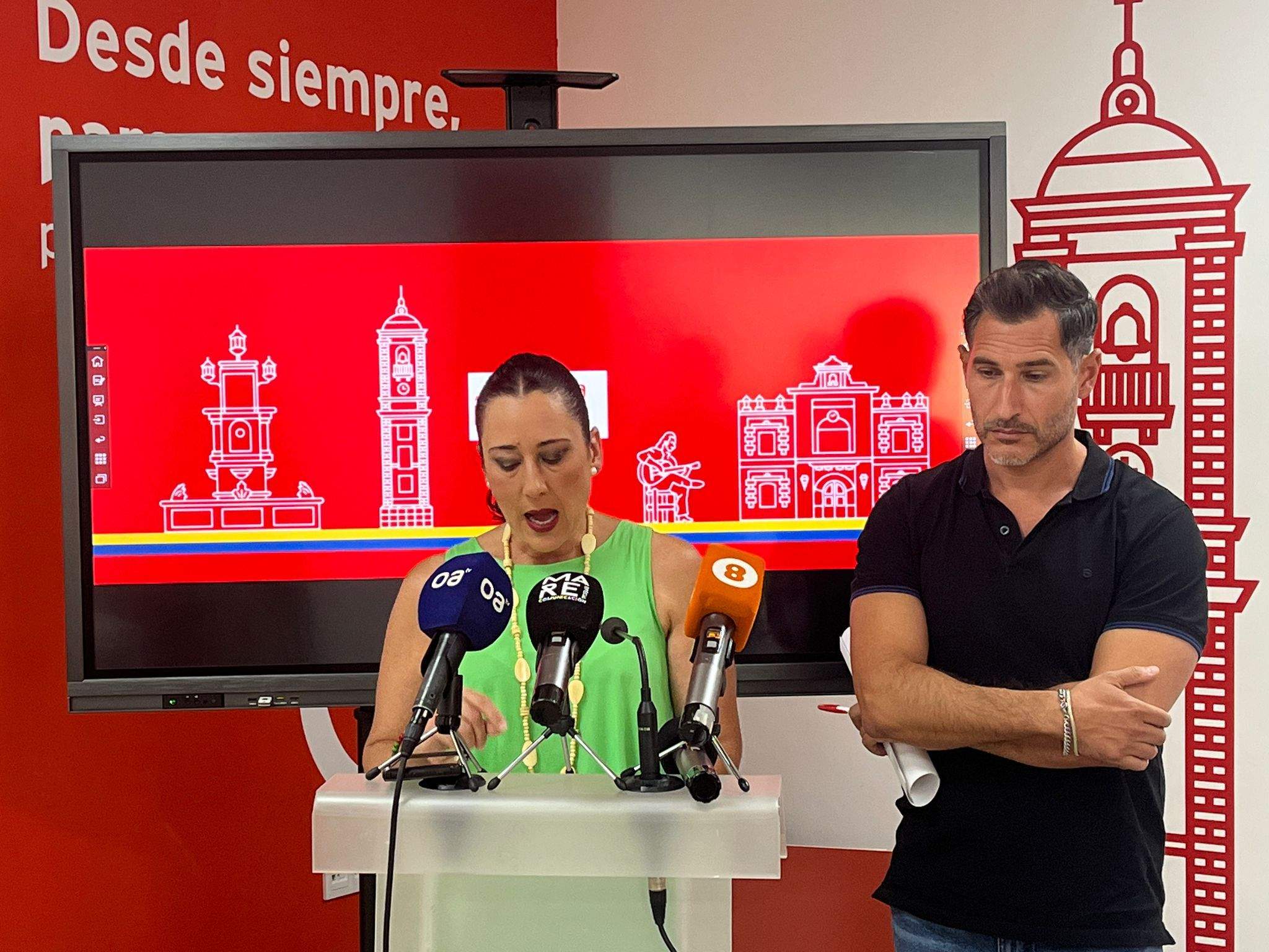 La secretaria general del PSOE de Algeciras y portavoz municipal, Rocío Arrabal, y el secretario de organización y viceportavoz, Fran Fernández. El PSOE de Algeciras preguntará a la nueva consejera de Salud sobre el estado del ambulatorio de La Bajadilla