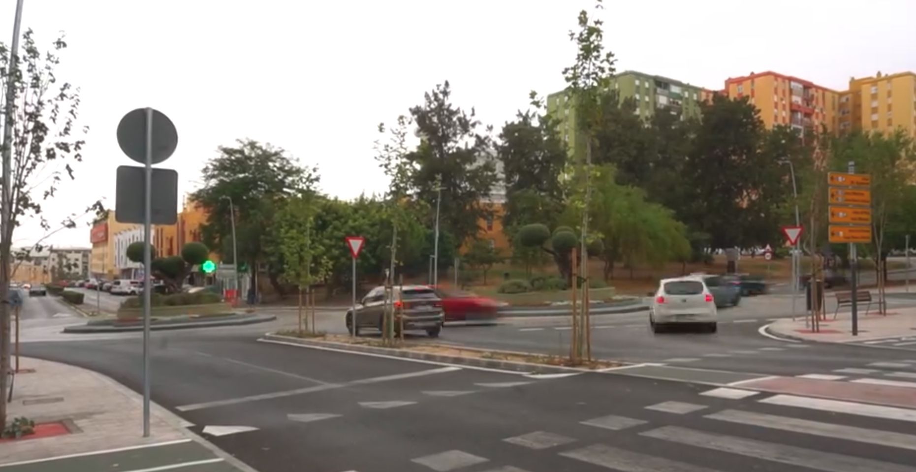 Avenida España, una de las diecinueve calles de Algeciras, mejoradas por el plan de asfaltado con una inversión total de 770.000 euros. 