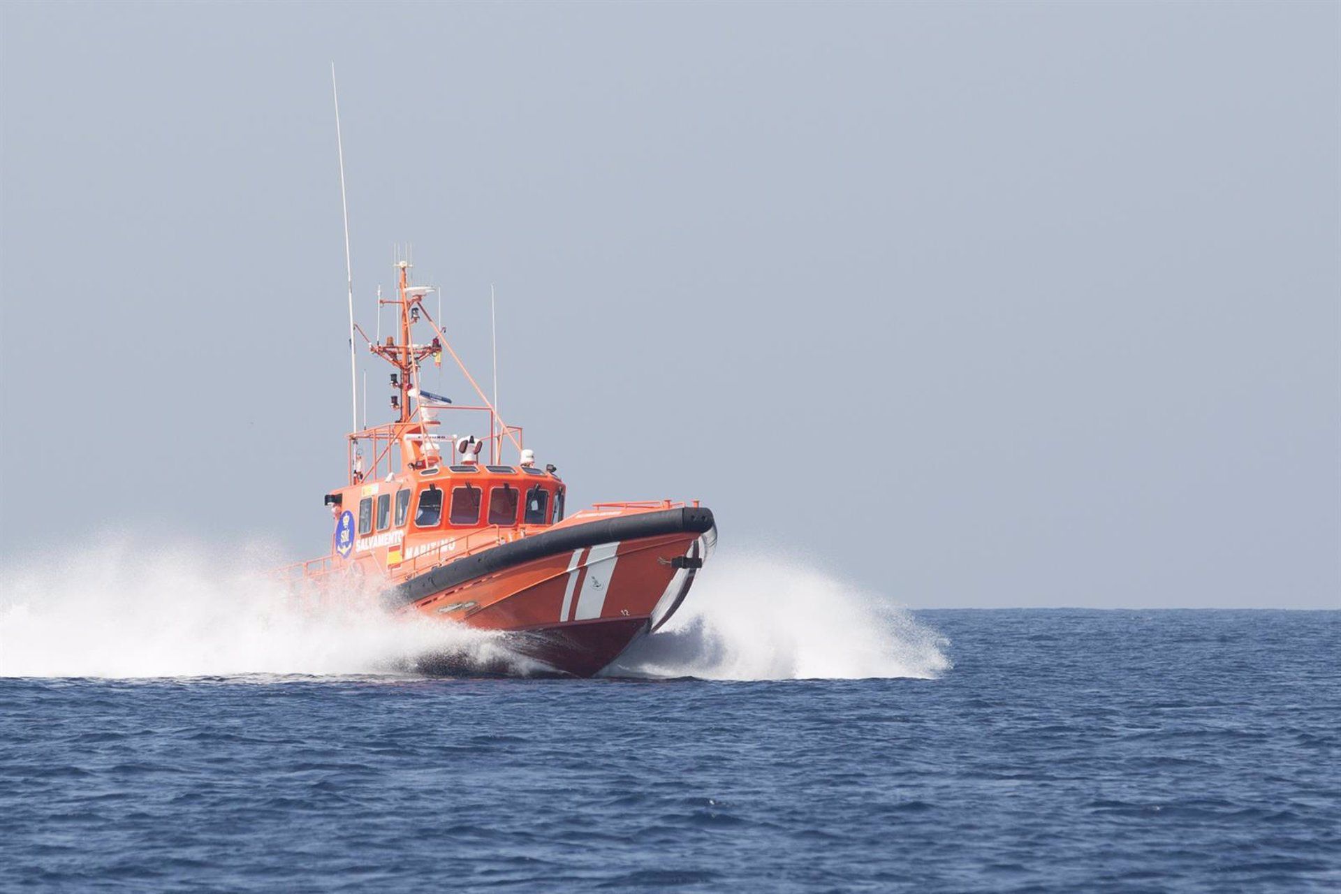 Hallan el cadáver de un migrante flotando en aguas del Estrecho de Gibraltar. Archivo - La embarcación Salvamar Arcturus navegando por el mar. Imagen de archivo. - SALVAMENTO MARÍTIMO - Archivo. 
