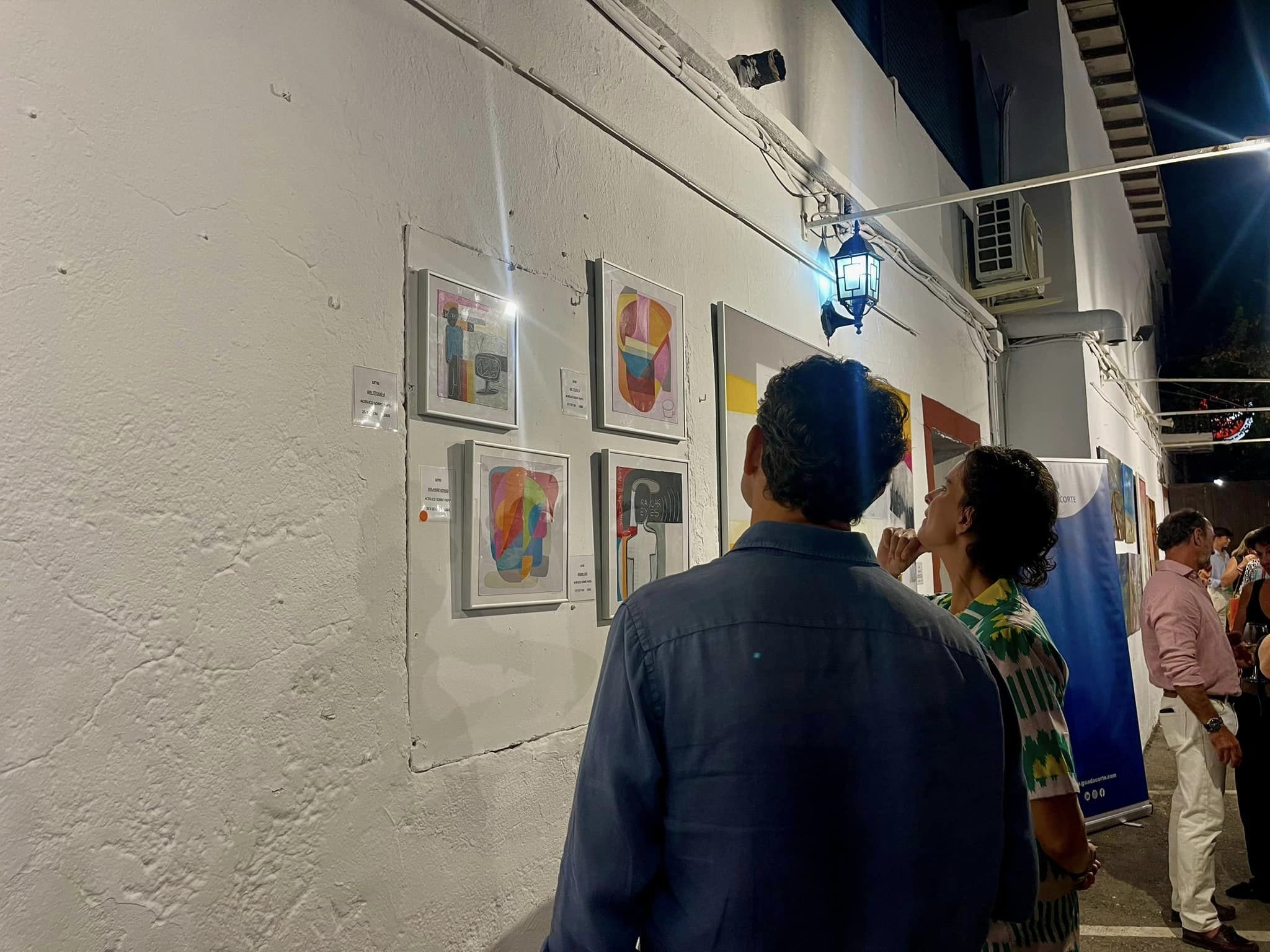Varios asistentes miran obras expuestas en el Encuentro de Artistas Cortijo de Guadacorte. Foto: 8Directo. 
