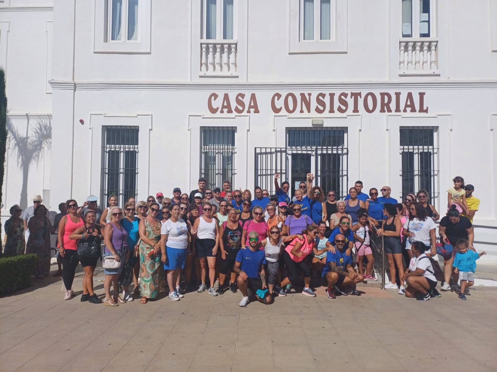 Los trabajadores de la piscina, a las puertas del Ayuntamiento.