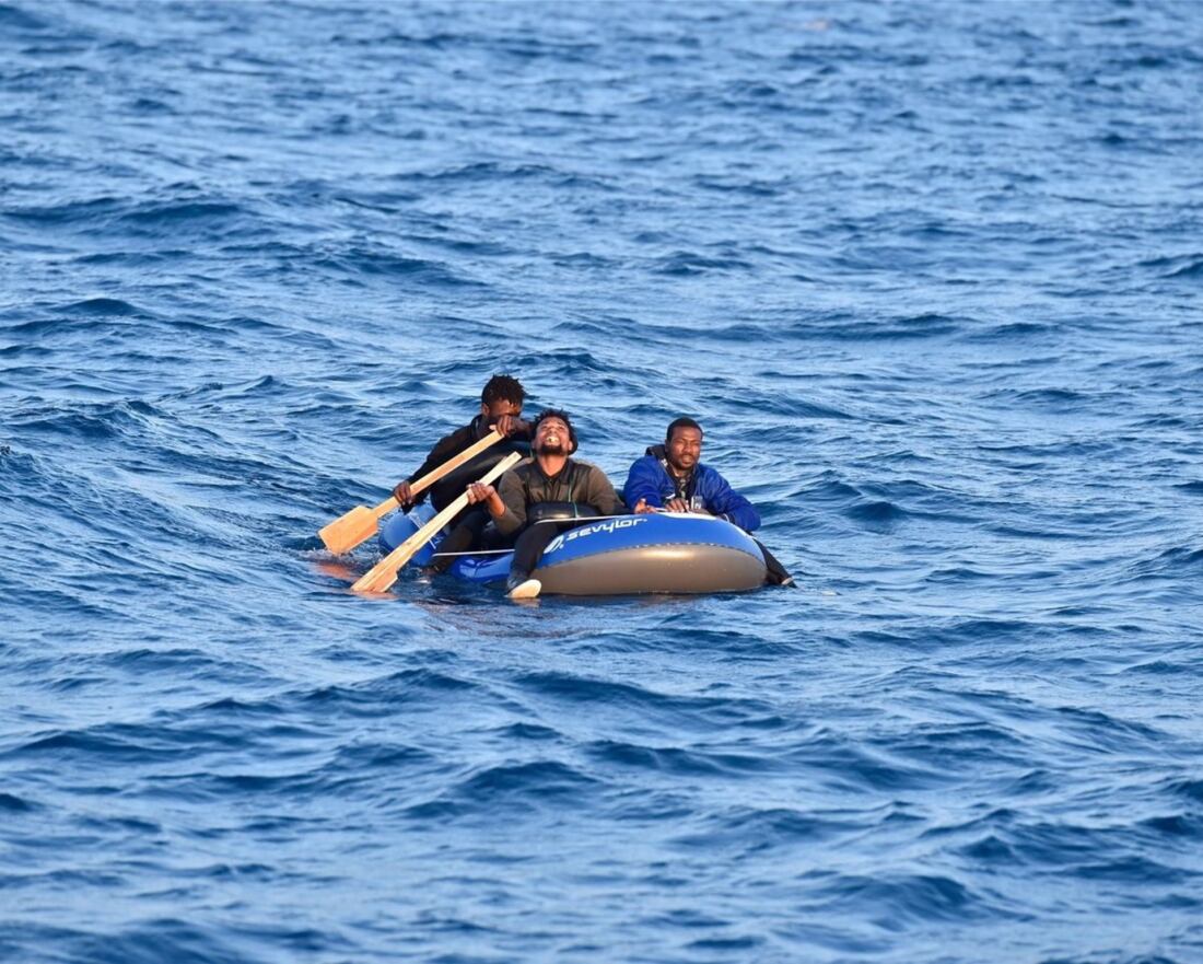 Migrantes en una barca hinchable en imagen de archivo.