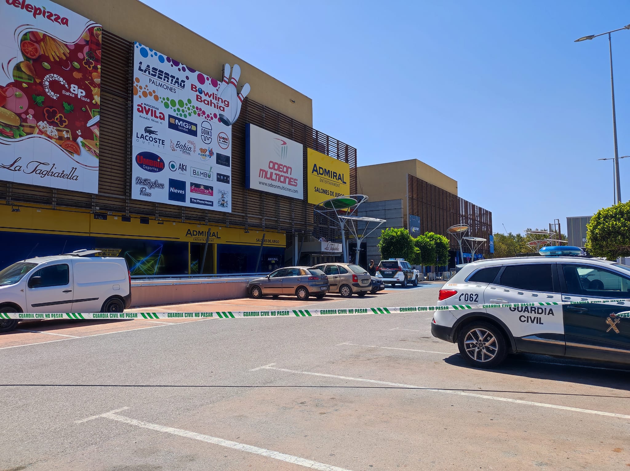 ¿A qué pena se enfrenta el autor de un aviso falso de bomba? 