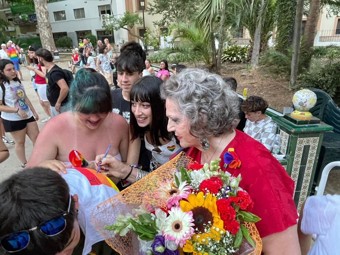 Manolita Chen, firmando una camiseta.