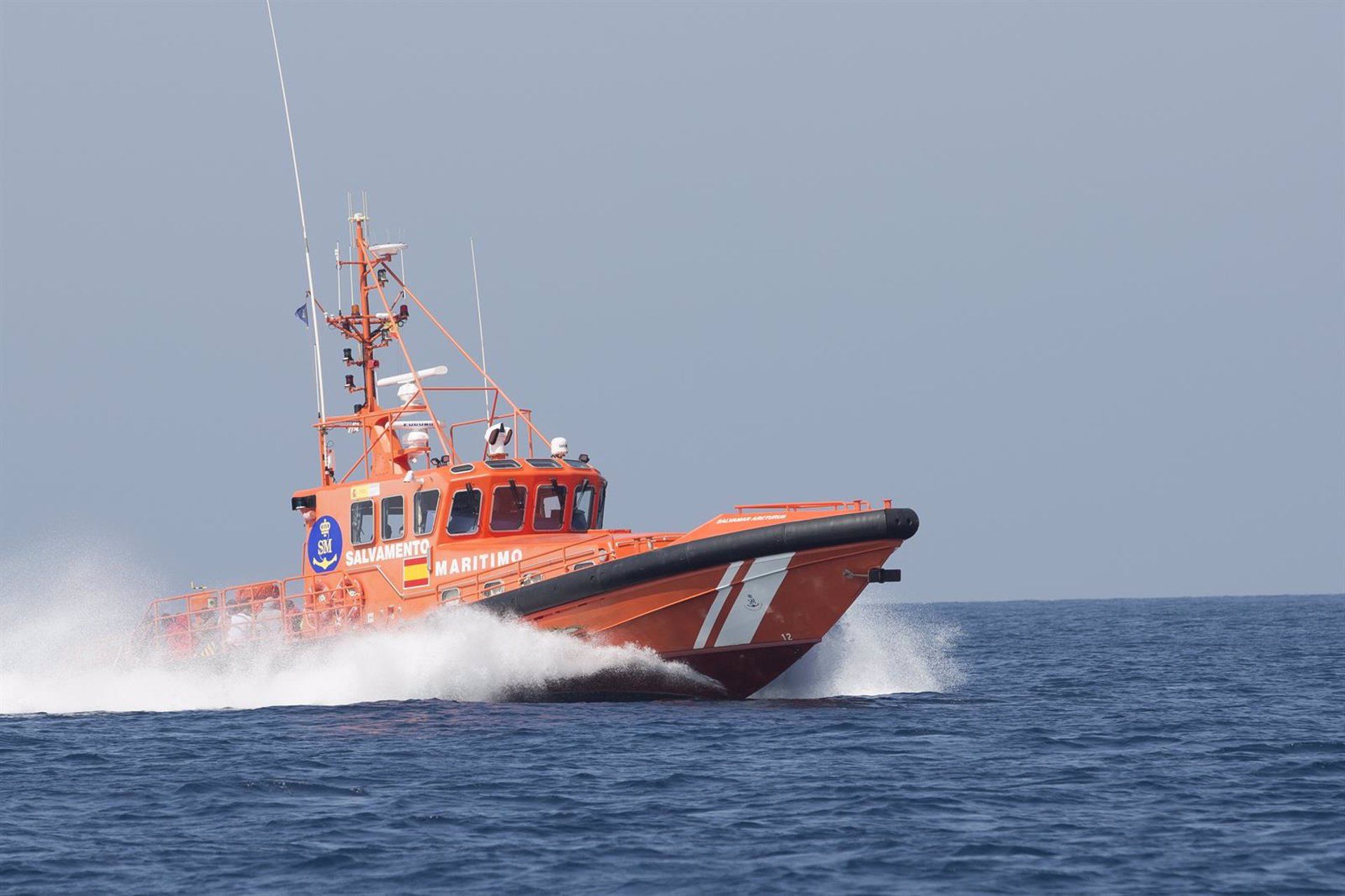 Rescatan a tres migrantes en una embarcación de juguete en el Estrecho. Foto: SALVAMENTO MARÍTIMO - Archivo.