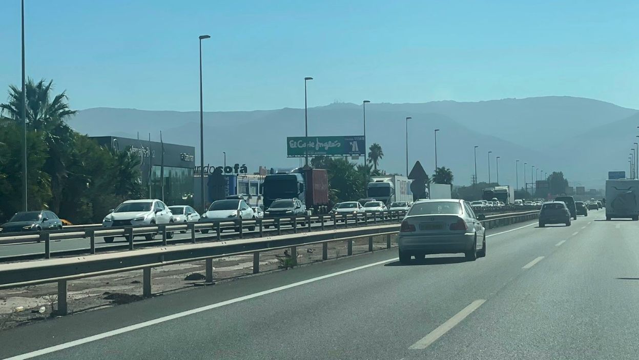Colas en la A-7 en dirección Málaga tras el incidente de esta tarde. Foto: S.F. Titular: Dos accidentes con heridos leves en una nueva jornada con siniestros y atascos en la A-7