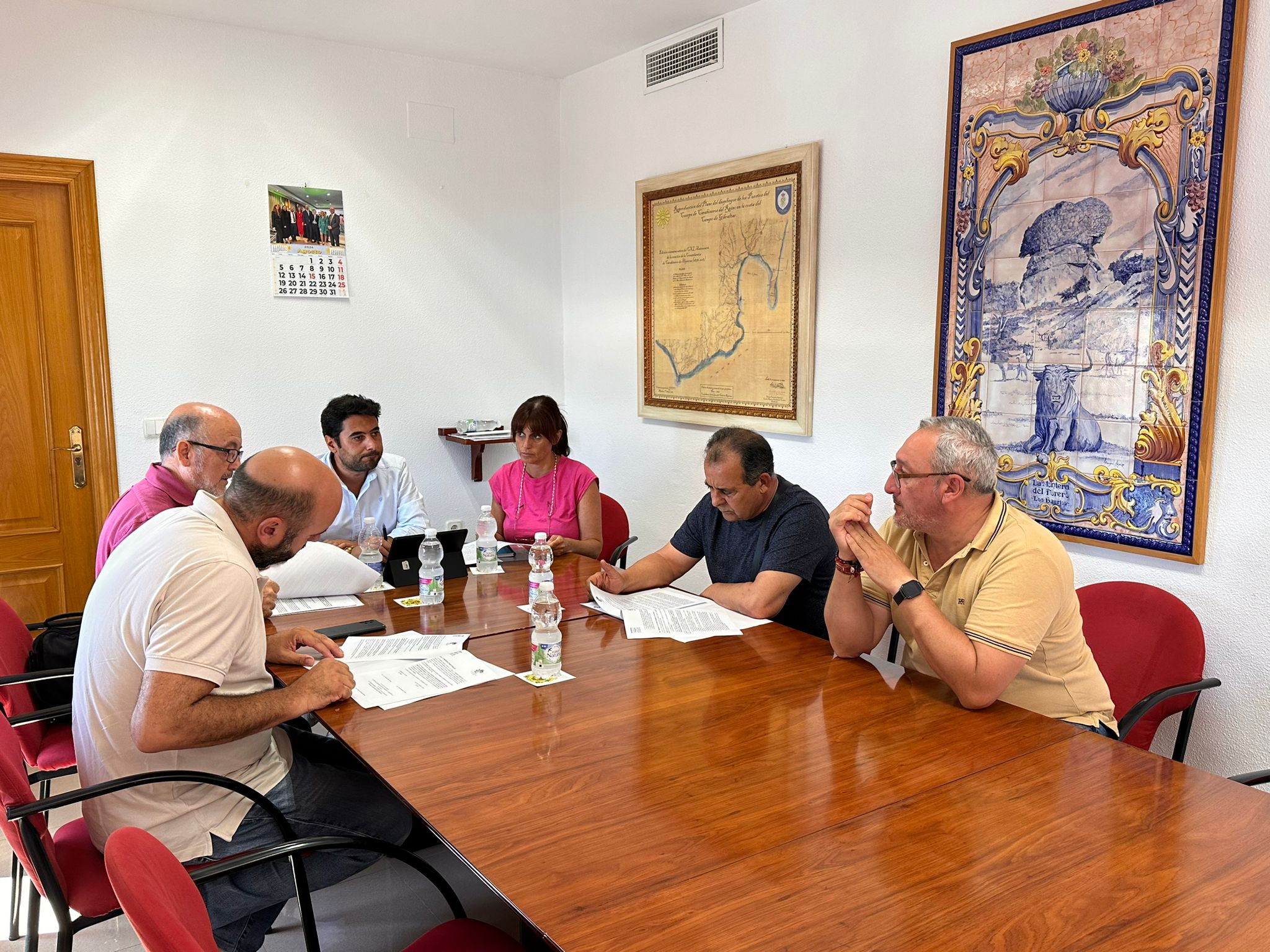 El delegado de Medio Ambiente, Antonio Dávila, ha presidido la reunión con la Sociedad de Caza ‘La Gineta’ y el Club de Caza ‘El Gamo’. Los Barrios apuesta por una caza "ordenada, sostenible y segura" en el acuerdo para la próxima temporada