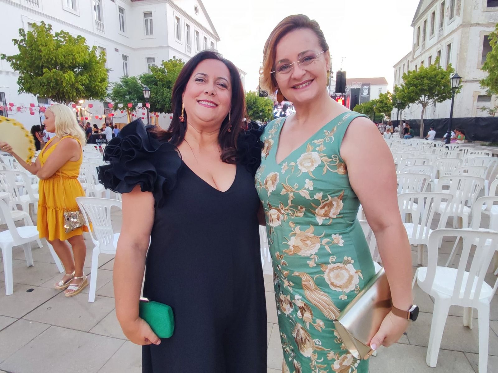 Montse Gavilán abandona San Roque 100x100 y pasa a ser concejal no adscrita del Ayuntamiento. En esta imagen, Monste Gavilán (derecha) junto a su compañera Mayte García de San Roque 100x100 durante el acto de coronación de la Feria Real de San Roque 2024.