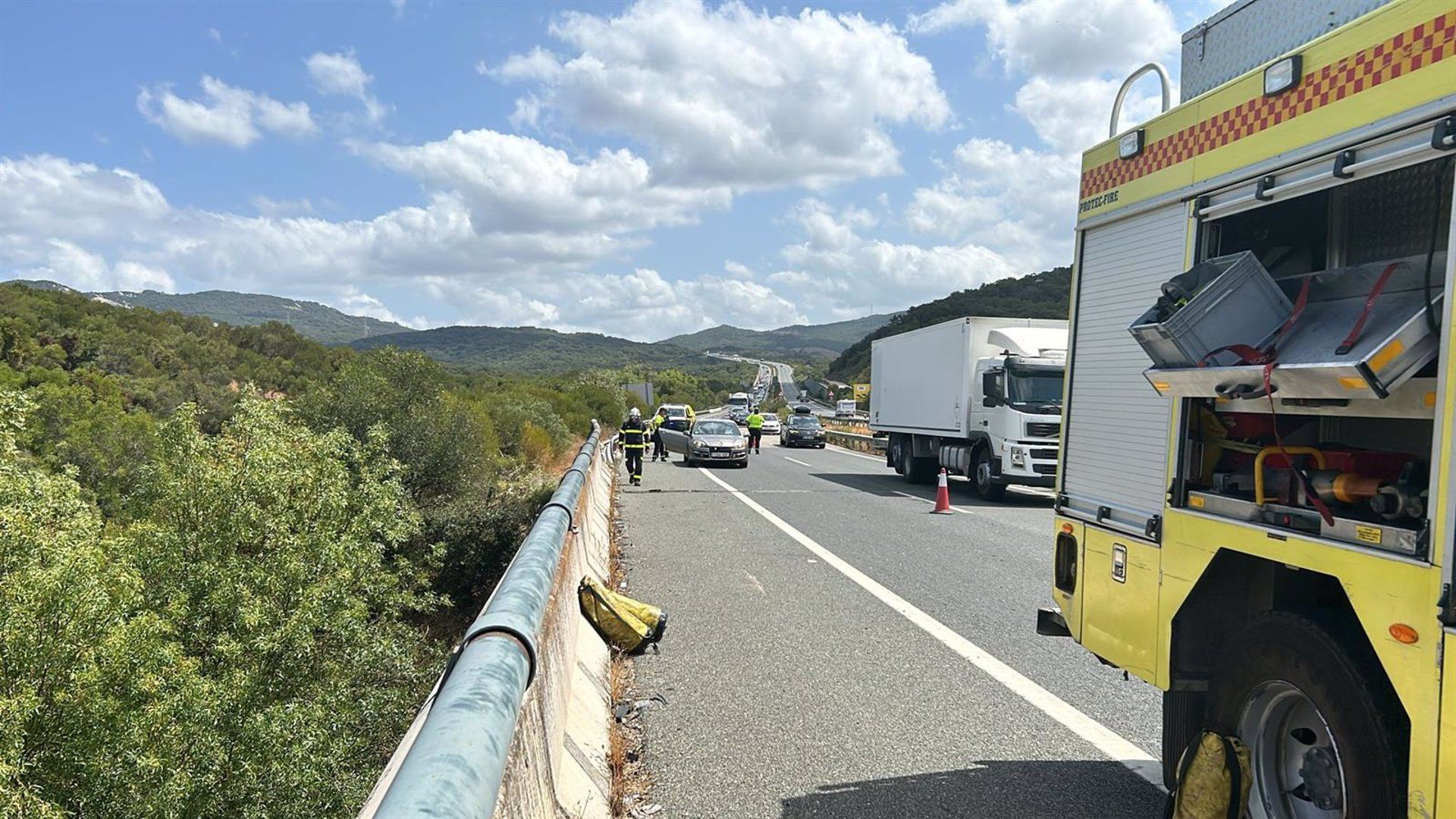 Ascienden a dos los fallecidos al caer un coche por un viaducto en la Jerez-Los Barrios.