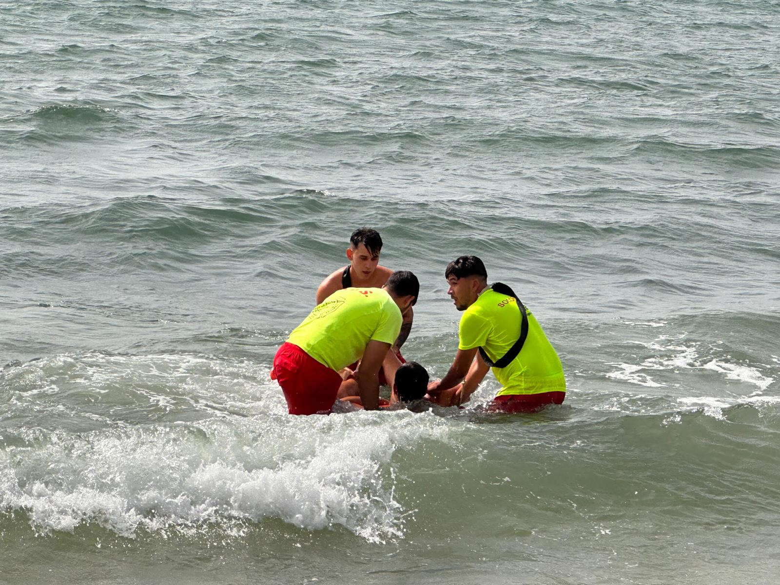 Simulacro de rescate en la playa de Palmones para revalidar la calidad del servicio de salvamento.