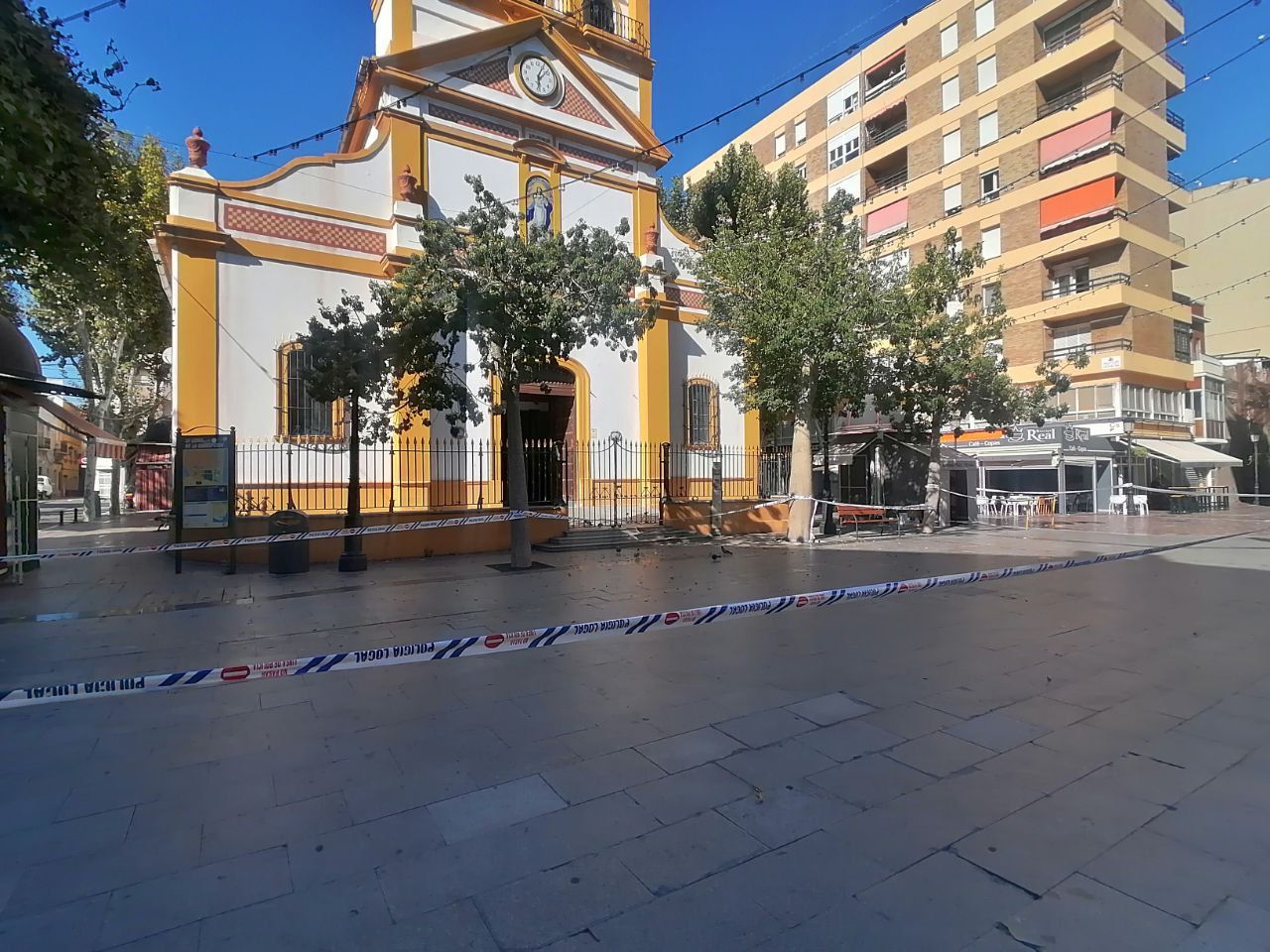 Plaza Iglesia acordonada. La Federación Vecinal Linense muestra su preocupación por el estado de la limpieza de la ciudad.