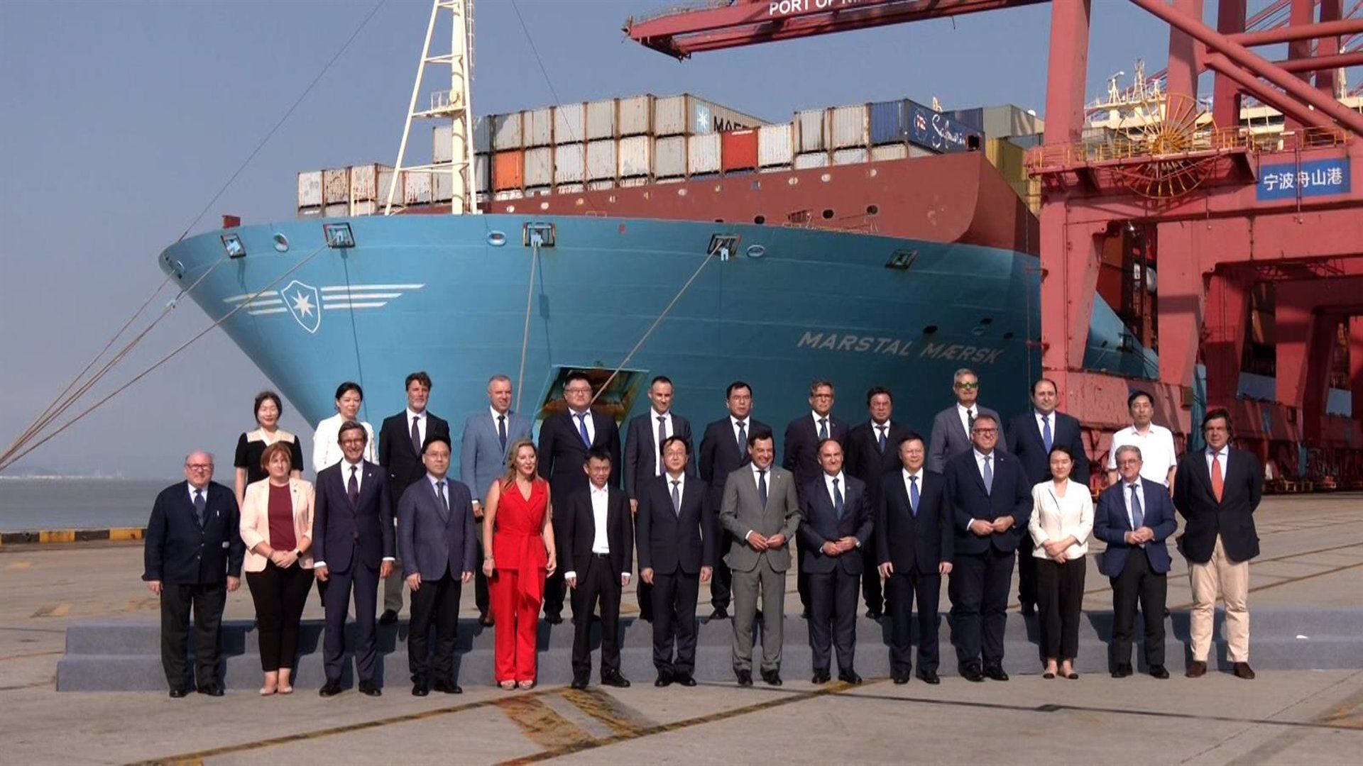 El presidente de la Junta de Andalucía, Juanma Moreno; el consejero de Política Industrial y Energía, Jorge Paradela; y el presidente de la Autoridad Portuaria de la Bahía de Algeciras (APBA), Gerardo Landaluce, en el puerto de Ningbo.