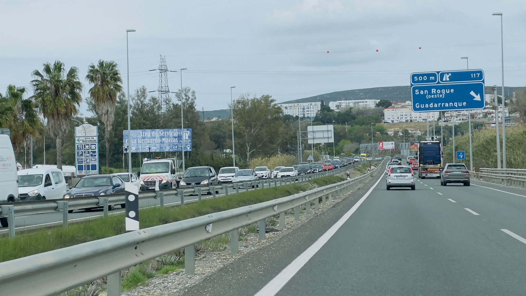 En esta imagen, retenciones en la A-7 sentido Algeciras. Imagen de archivo.Landaluce exige la actuación urgente del Gobierno para solucionar los accidentes diarios en la A-7 