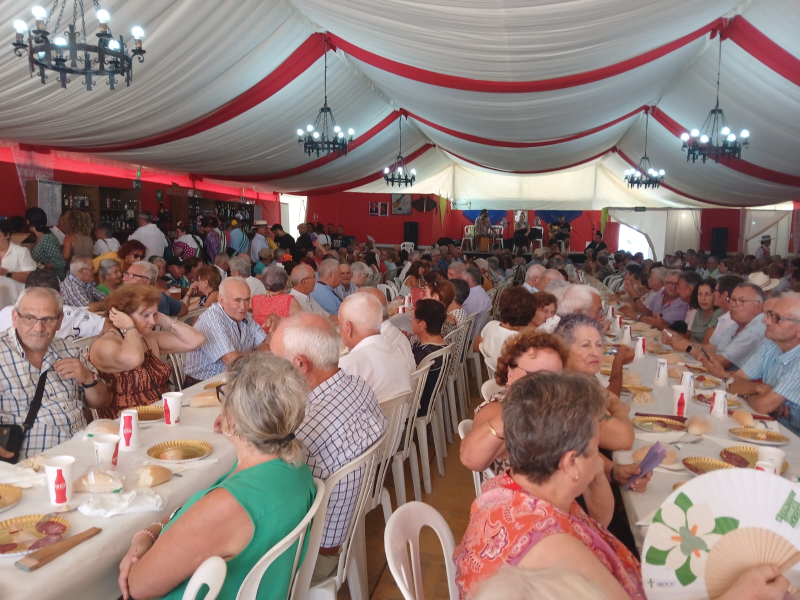 Más de 500 personas disfrutan del tradicional almuerzo de mayores en la Feria de Tarifa 2024.
