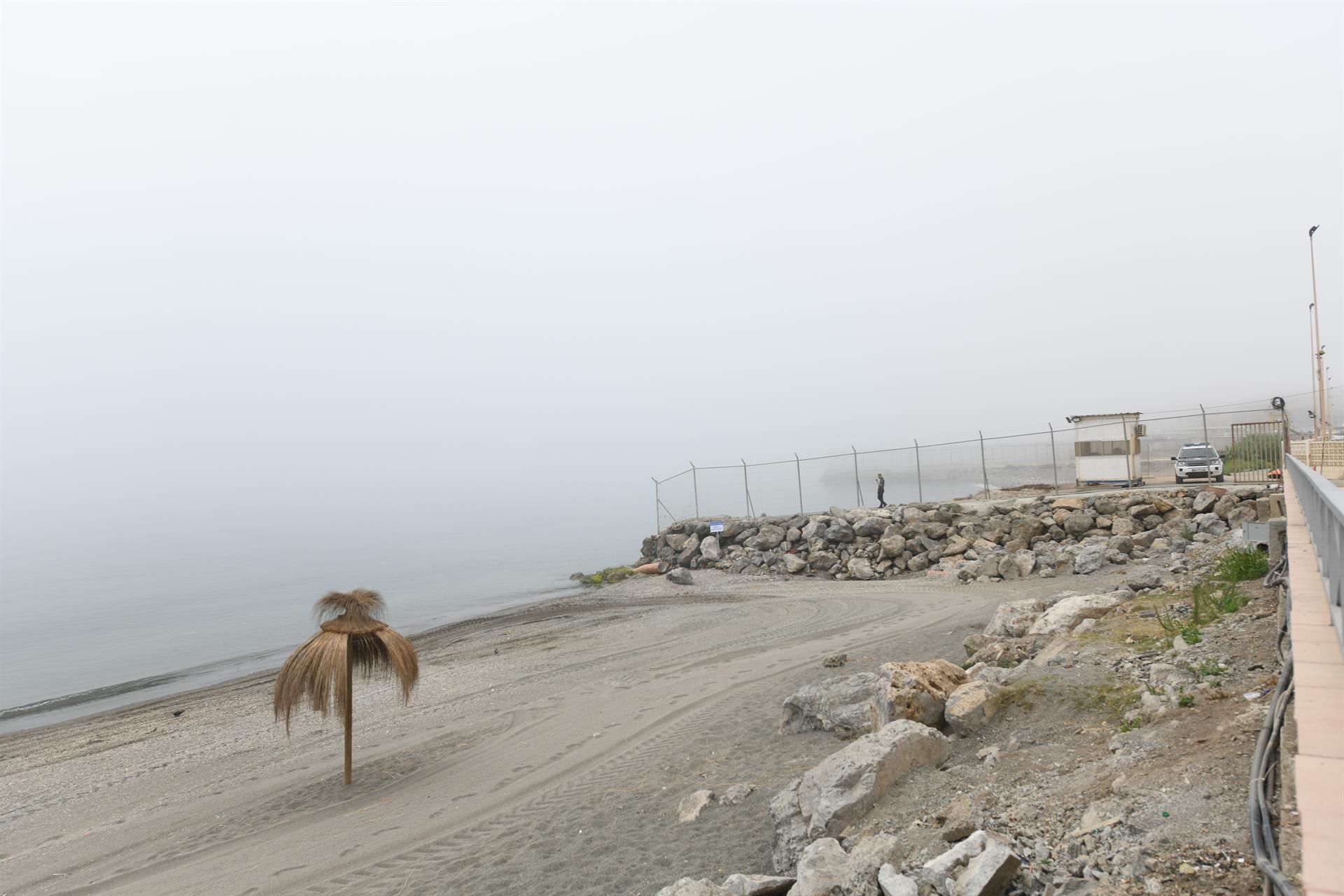 Un migrante fallecido y otro desaparecido al intentar entrar a nado en Ceuta. Imagen de archivo de un guardia civil vigilando en el espigón de la playa del Tarajal, a 25 de julio de 2022, en Ceuta (España). - Antonio Sempere - Europa Press - Archivo