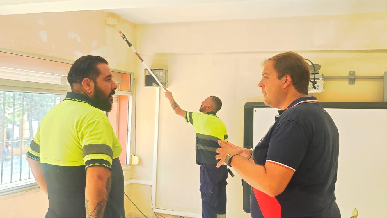 Algeciras ultima el mantenimiento y limpieza de colegios de cara al nuevo curso escolar.