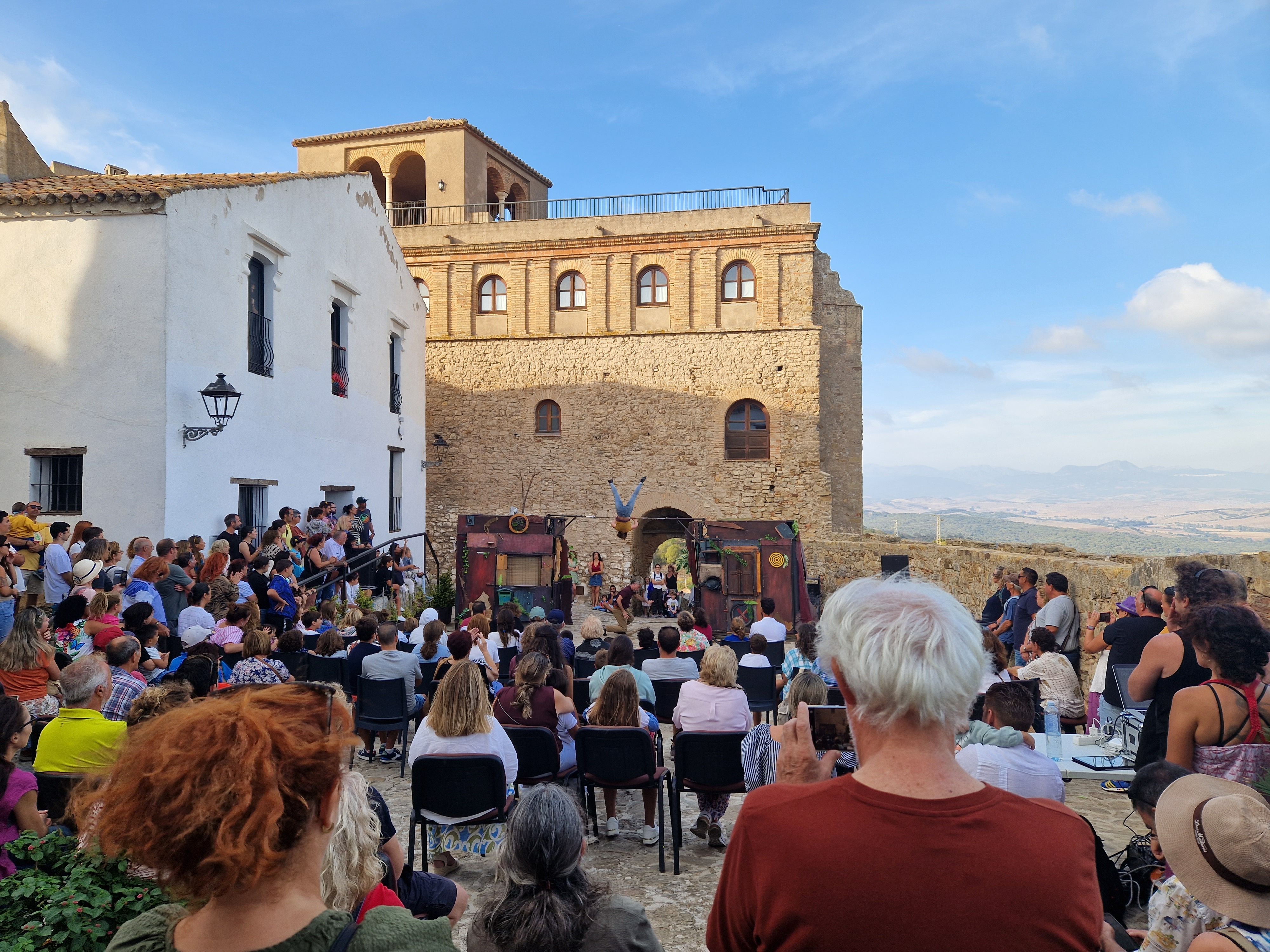 Artistas y artesanos abren sus talleres al público en el II Open Arts del Castillo de Castellar.