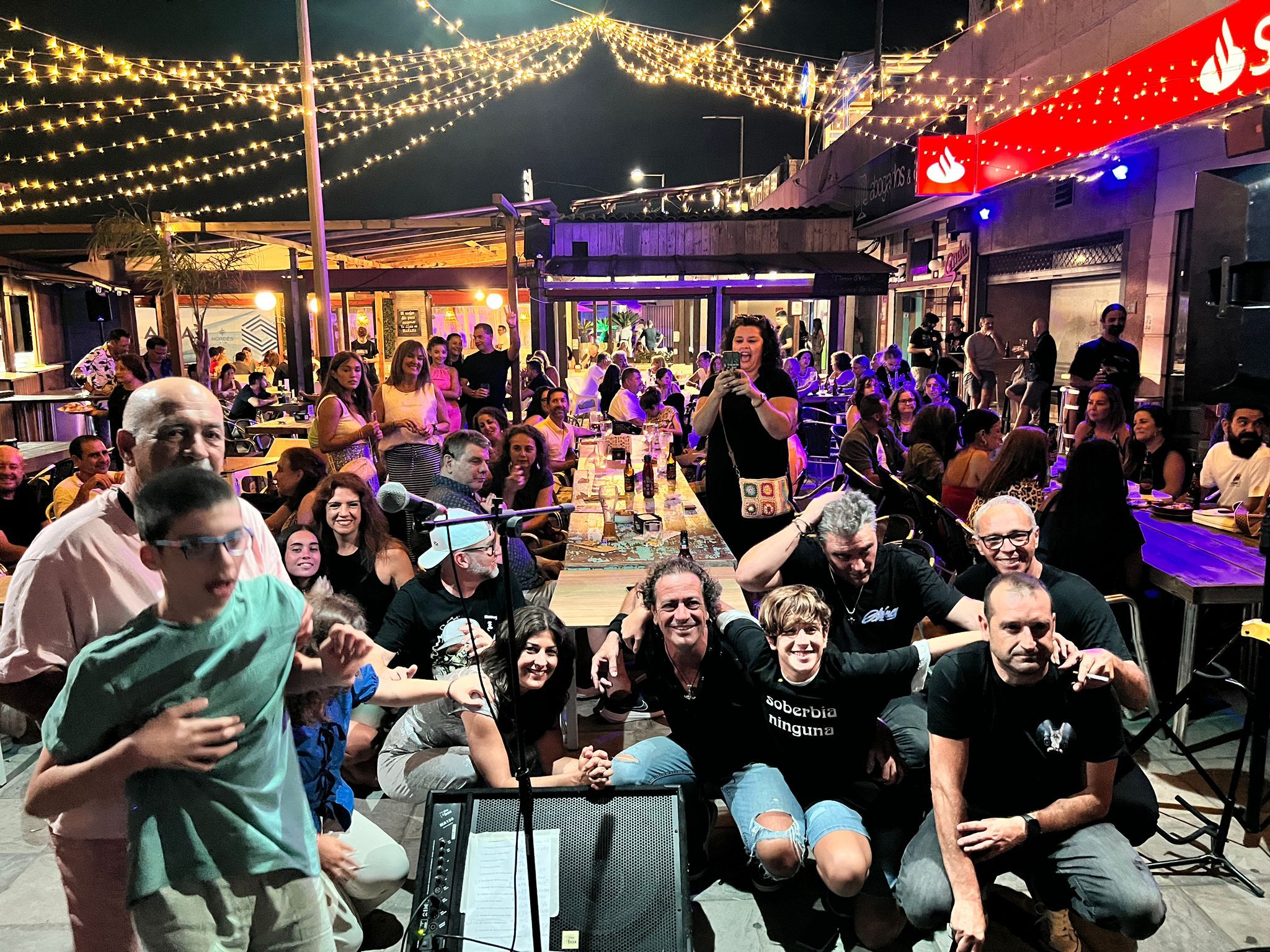 Foto: Un concierto en la terraza del Senda. Titular: El pub Senda, obligado a suspender sus conciertos gratuitos tras ser denunciado