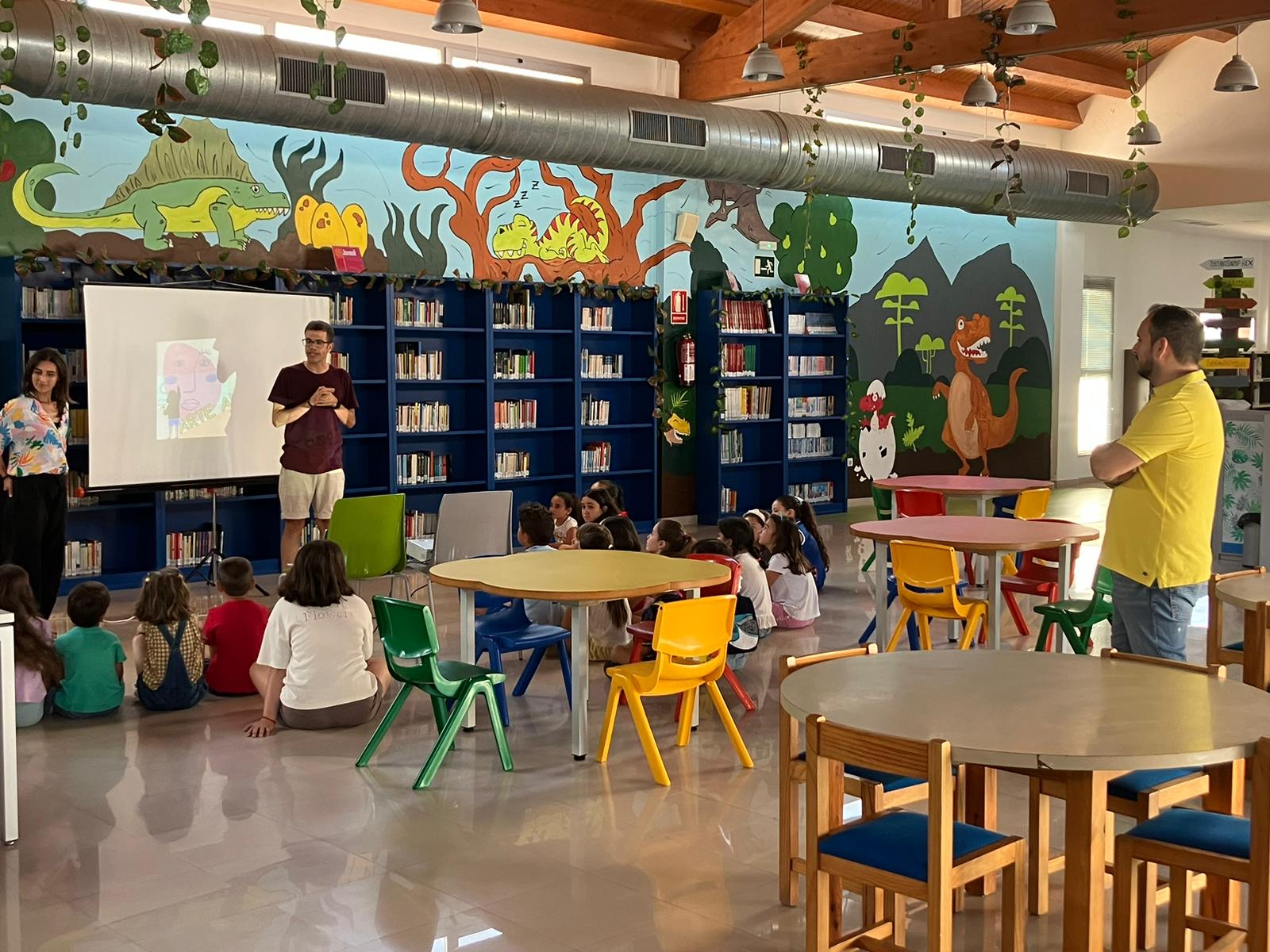 Más de 500 niños disfrutan de las actividades del campamento de la biblioteca municipal.
