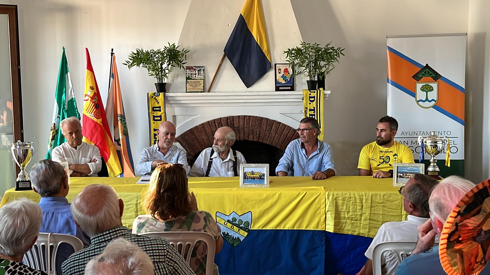  Mesa de la charla coloquio celebrada en la Casita de Campo. Foto: UD Tesorillo. Titular: La UD Tesorillo tira de memoria para iniciar los actos conmemorativo de su 50 aniversario. 