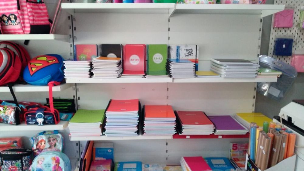 Material escolar en una librería de la comarca. Vuelta al cole.