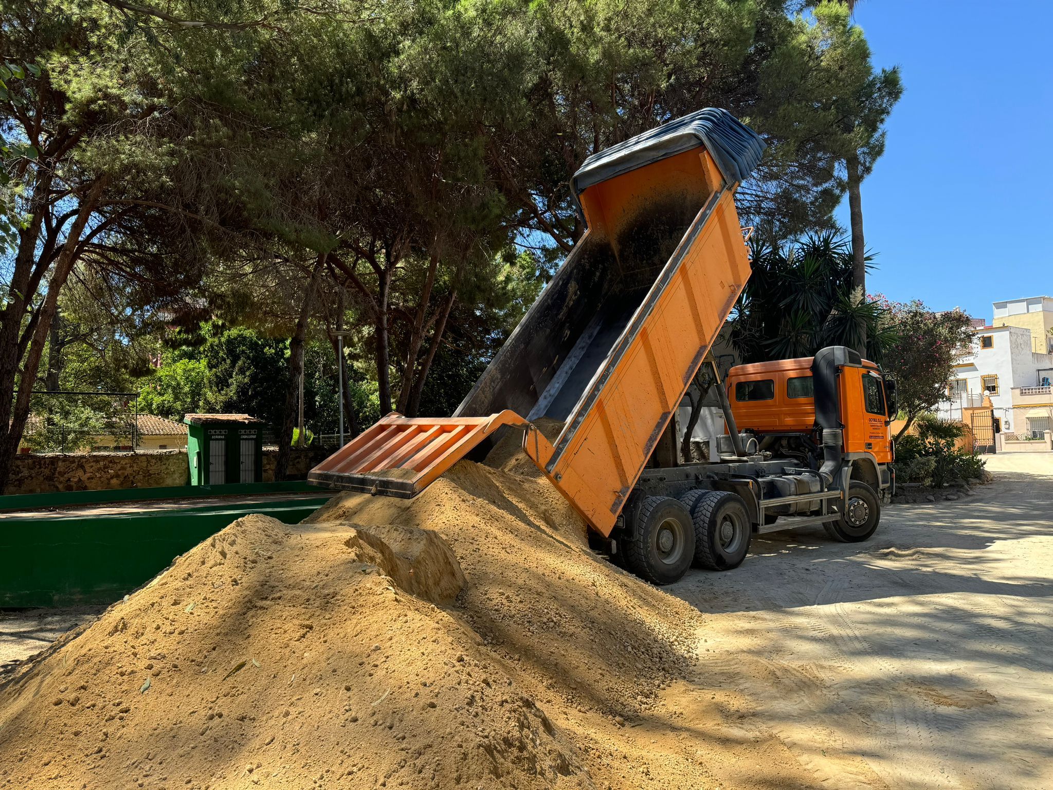 Trabajos de mantenimiento de los caminos de albero del Parque de las Acacias.