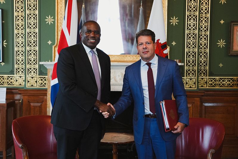 David Lammy y Fabián Picardo, en imagen de archivo. Gibraltar retoma en Londres las negociaciones con la UE consciente de que "es mejor un acuerdo".