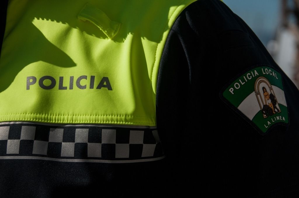 Un agente de la Policía Local de La Línea. Casi 90 personas optan a cubrir 17 plazas de Policía Local de La Línea