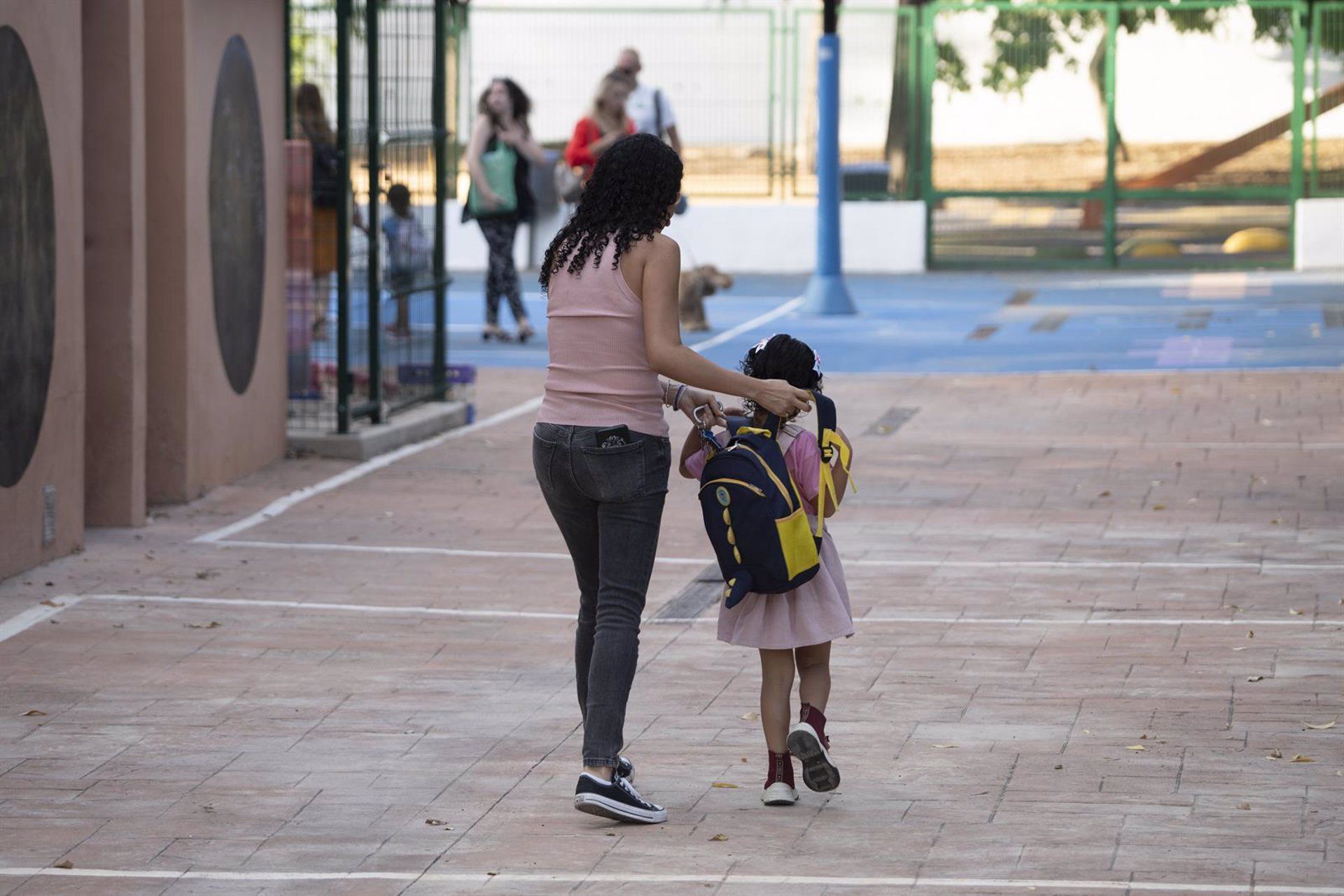 Una madre acompaña a su hija el día en que se inicia el curso escolar. - Jorge Gil - Europa Press - Archivo.
