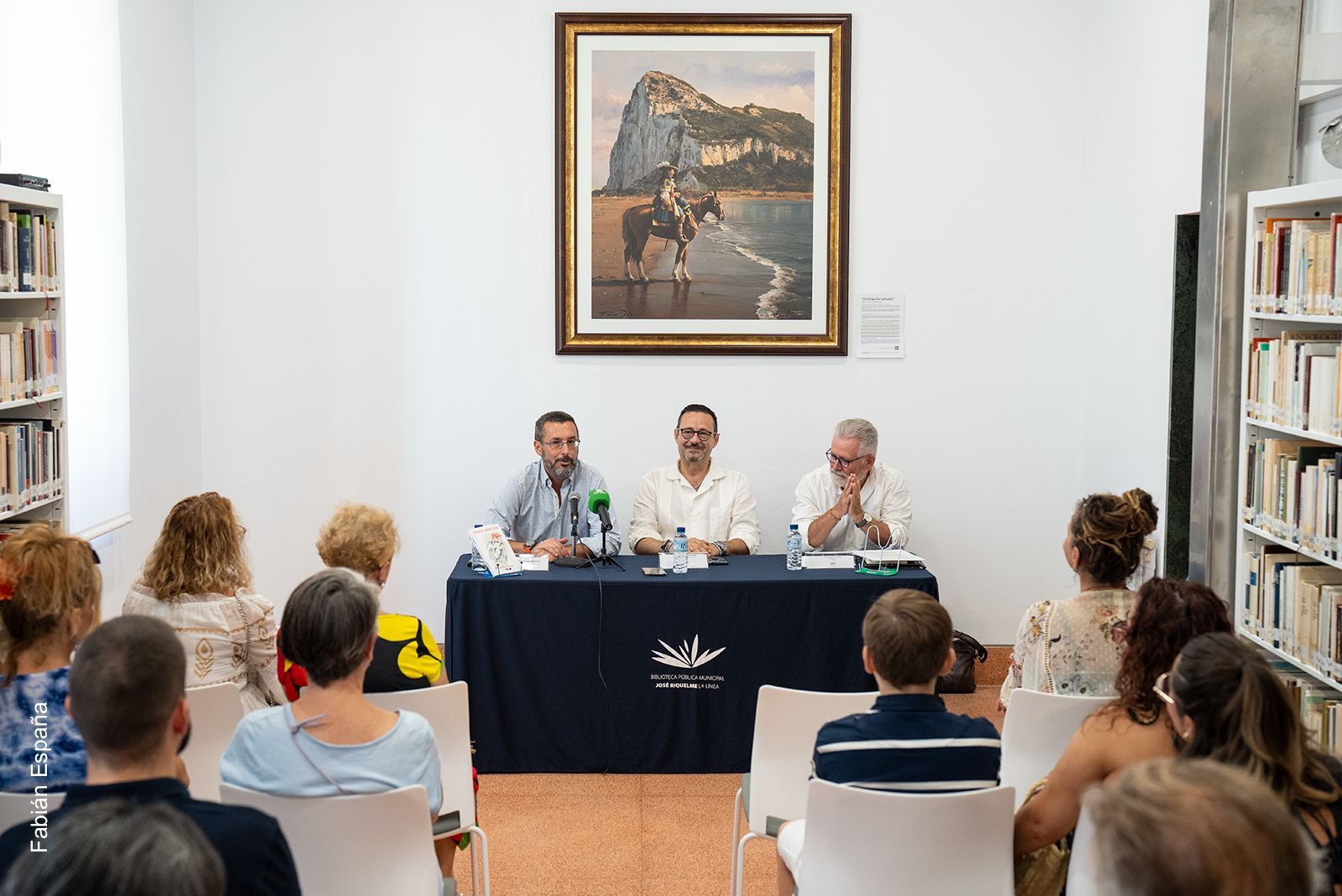 El escritor linense Joaquín Ferrá presenta su último libro 'Entre el amor y la fe'.