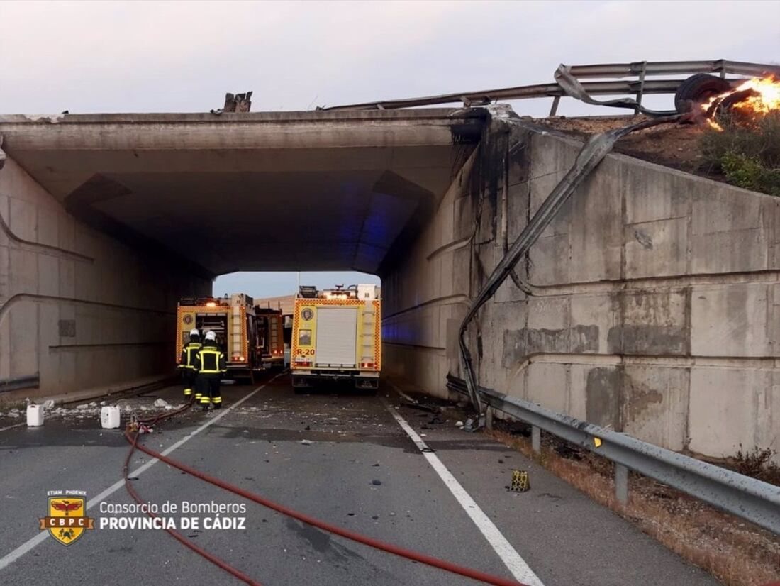 Cádiz.- Sucesos.- Extinguido el incendio de un camión que transportaba 10.000 litros de gasolina tras volcar en la A-384