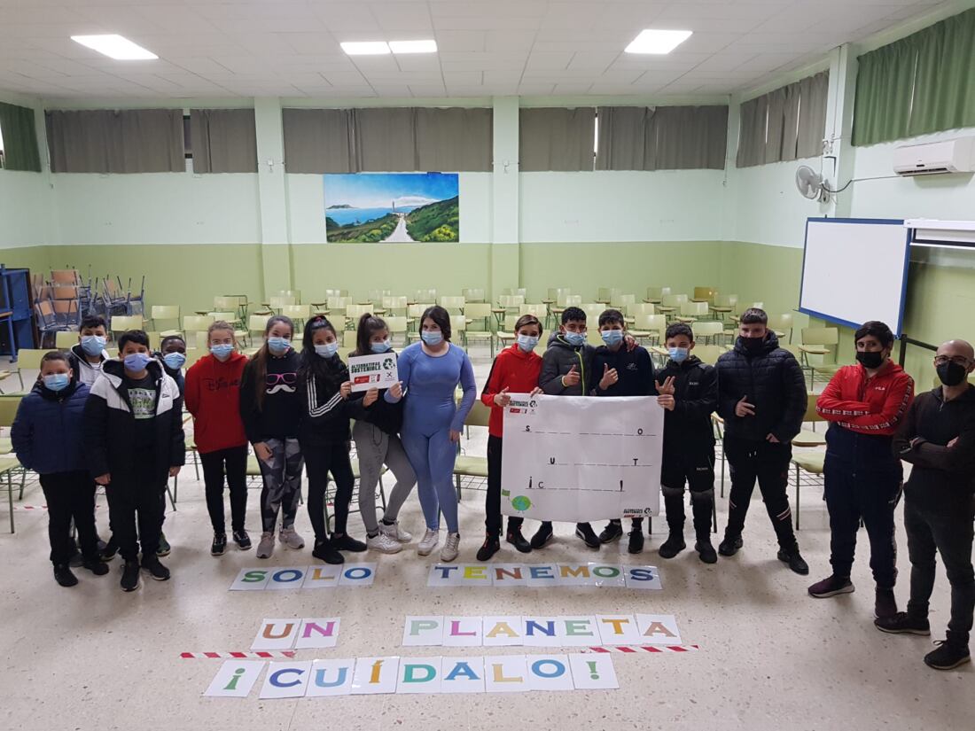 Menores participan en uno de los talleres.