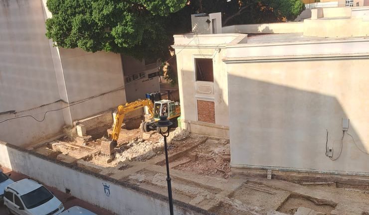 Fotografía que envía una vecina de las obras del Centro de Interpretación Paco de Lucía. Foto: J.G.