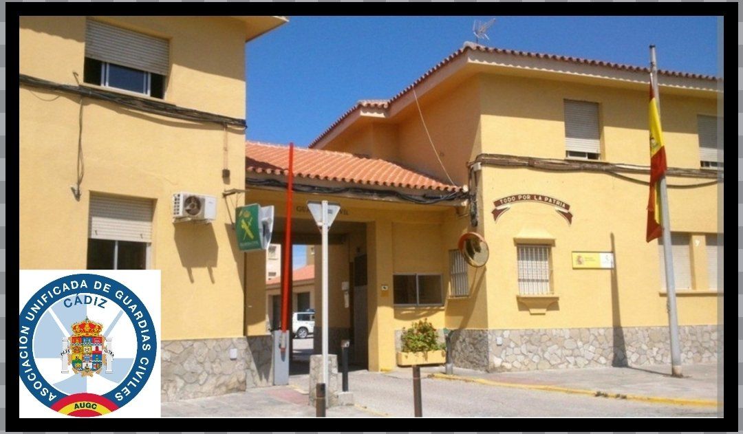 Un detenido rompe la tibia y el peroné a un guardia civil cuando huía del cuartel de Tarifa