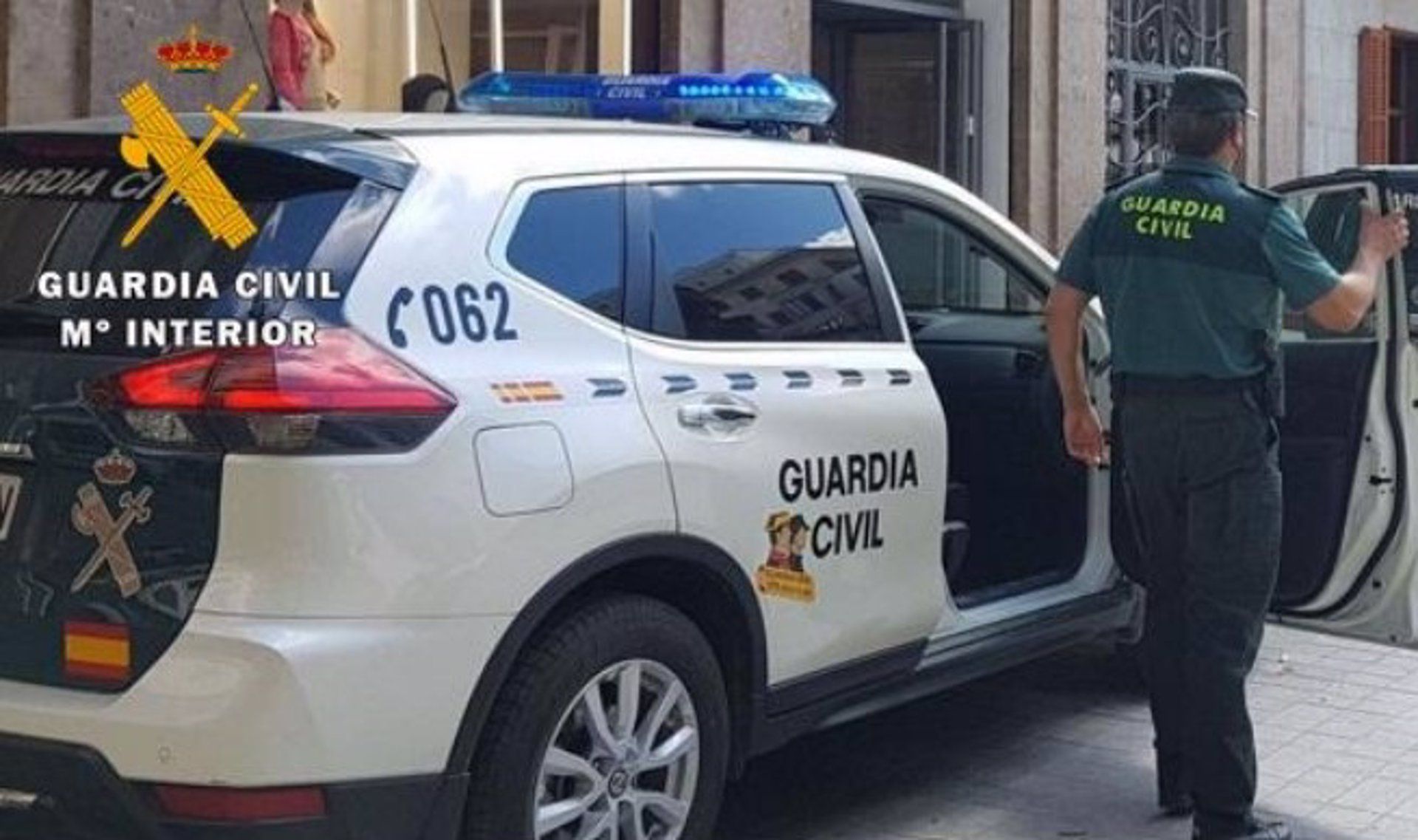 Ingresa en prisión la mujer detenida por el homicidio de su pareja en Taraguilla. Foto: Un agente y un coche de la Guardia Civil. - GUARDIA CIVIL - Archivo.