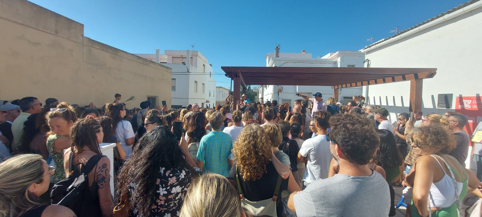 Vecinos se levantan en contra del convenio urbanístico del frente litoral: "Tarifa no se vende".