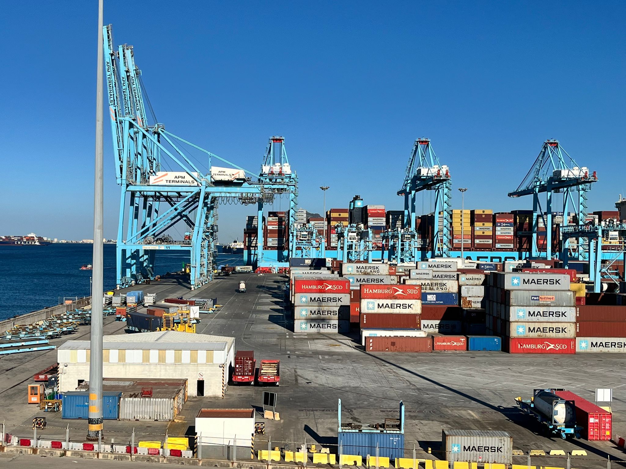 Terminal de contenedores de APM Terminals en Algeciras. Foto: Francis Mena.  Trabajadores y empresa firman el convenio colectivo en APM Terminals Algeciras tras meses de negociaciones 
