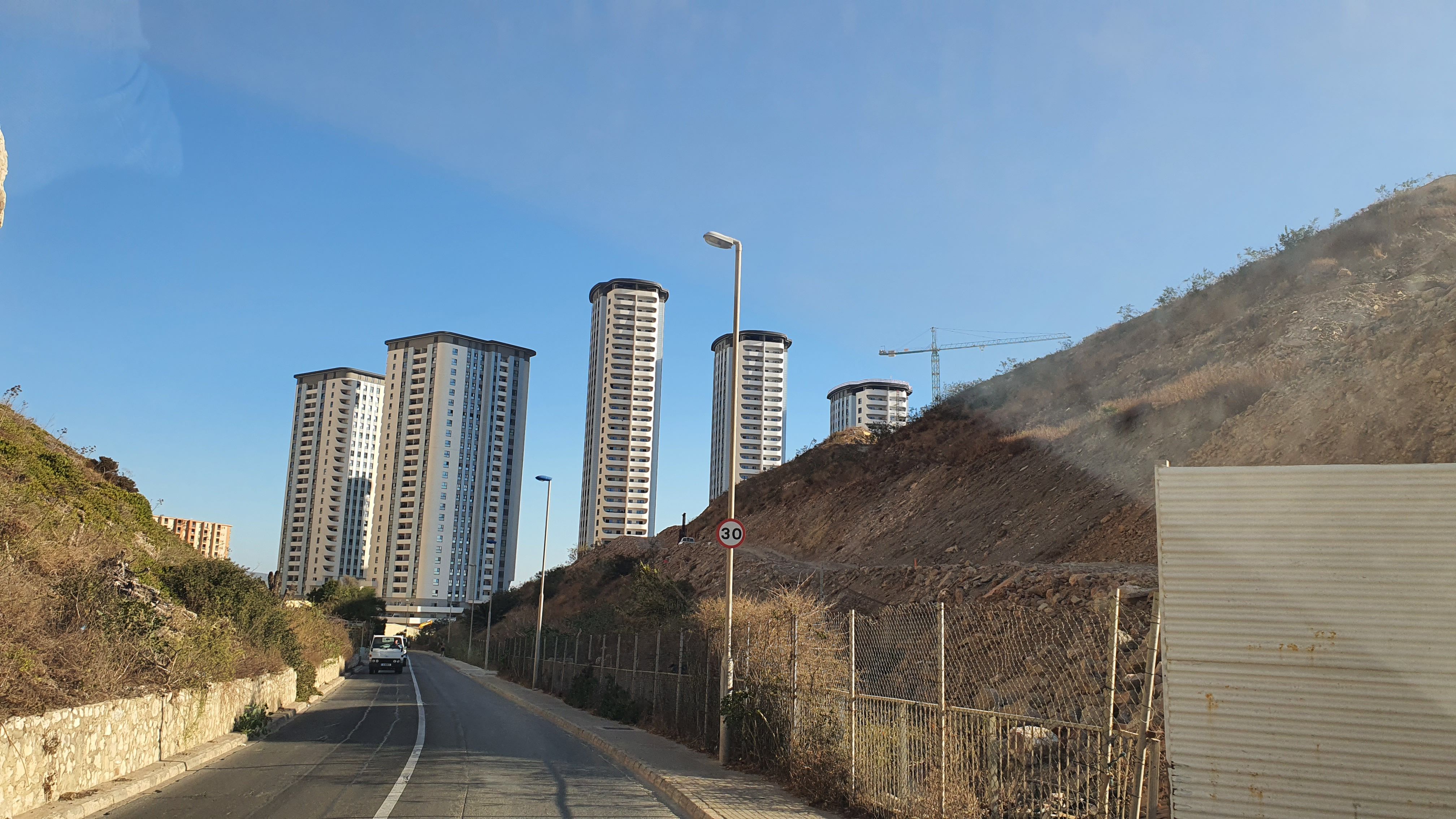 Rellenos de Gibraltar  Eastside y las torres Hassan .