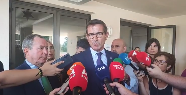 Enagás rectifica e incluye al Campo de Gibraltar en su propuesta para la red troncal de hidrógeno verde. En esta imagen, consejero de Industria, Energía y Minas, Jorge Paradela, en la atención a medios previa a la presentación de la Memoria de la AGI 2023.
