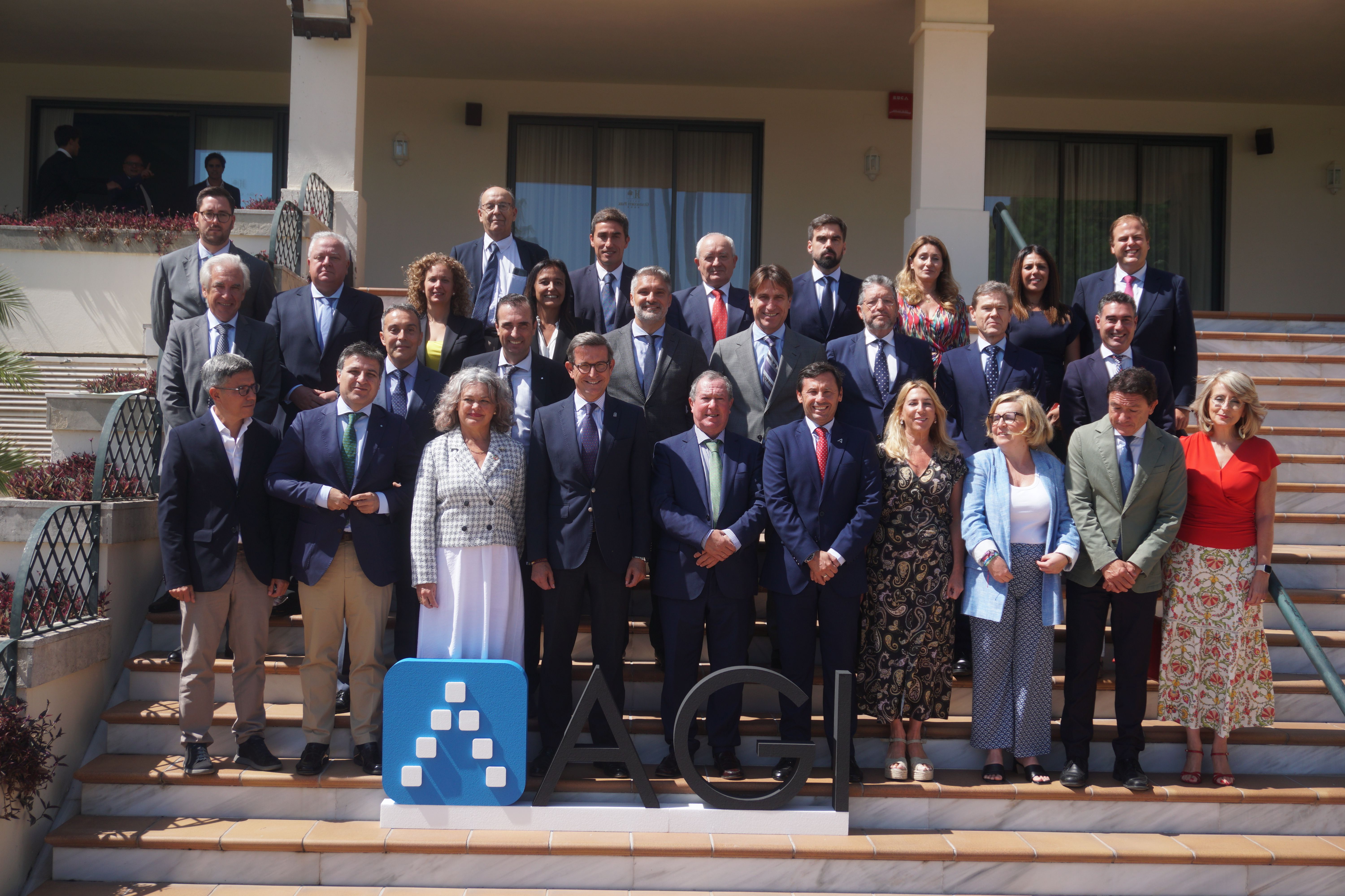 Foto de familia de representantes de la AGI e instituciones, tras la presentación de la Memoria Anual 2023. Titular: Las Grandes Industrias facturan 12.652 millones en 2023 y superan la barrera de los 11.000 empleos .