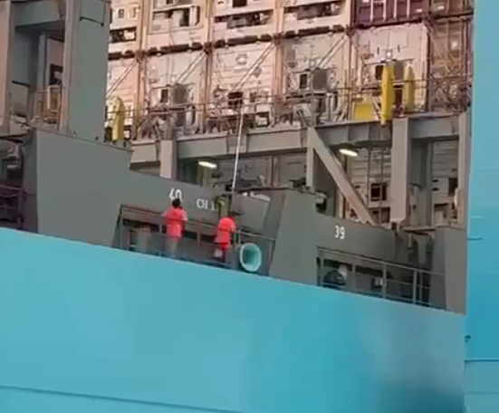 Cuatro personas disfrazadas de estibadores, detenidas al intentar recoger cocaína de un buque de Maersk.