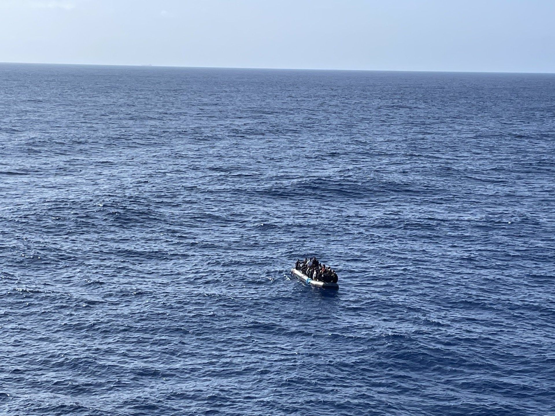 Embarcación neumática localizada y rescatada por Salvamento Marítimo a 44 millas al suroeste de Barbate Embarcación neumática localizada y rescatada por Salvamento Marítimo a 44 millas al suroeste de Barbate