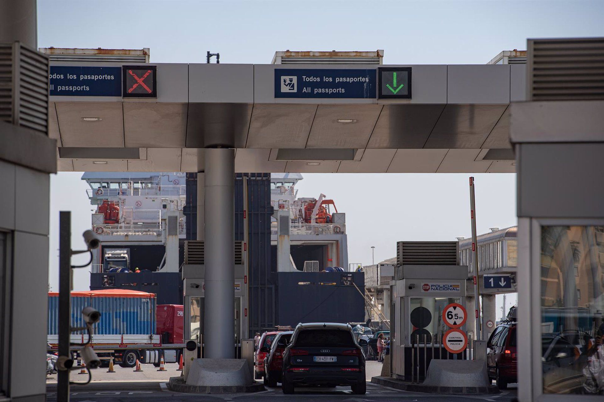 Varios vehículos esperan para cruzar la frontera en el puerto de Algeciras. ARCHIVO. - Antonio Sempere - Europa Press