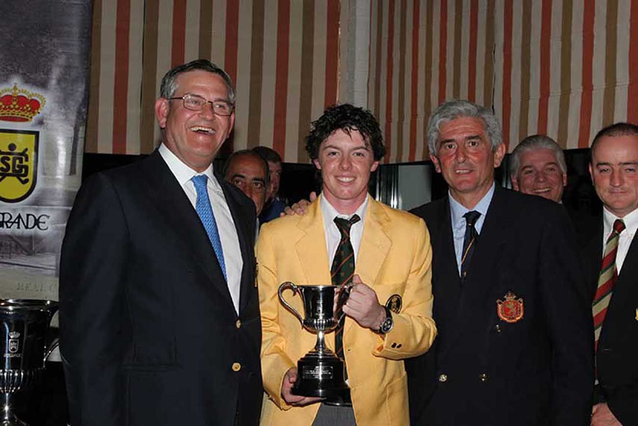 El Real Club de Golf Sotogrande, cuna de campeones. Rory McIlroy, campeón de la Copa Sotogrande 2007, con Antonio Martín Urquijo, presidente del Real Club de Golf Sotogrande aquel año, y Gonzaga Escauriaza, presidente de la RFEG. Foto: Real Club de Golf Sotogrande.