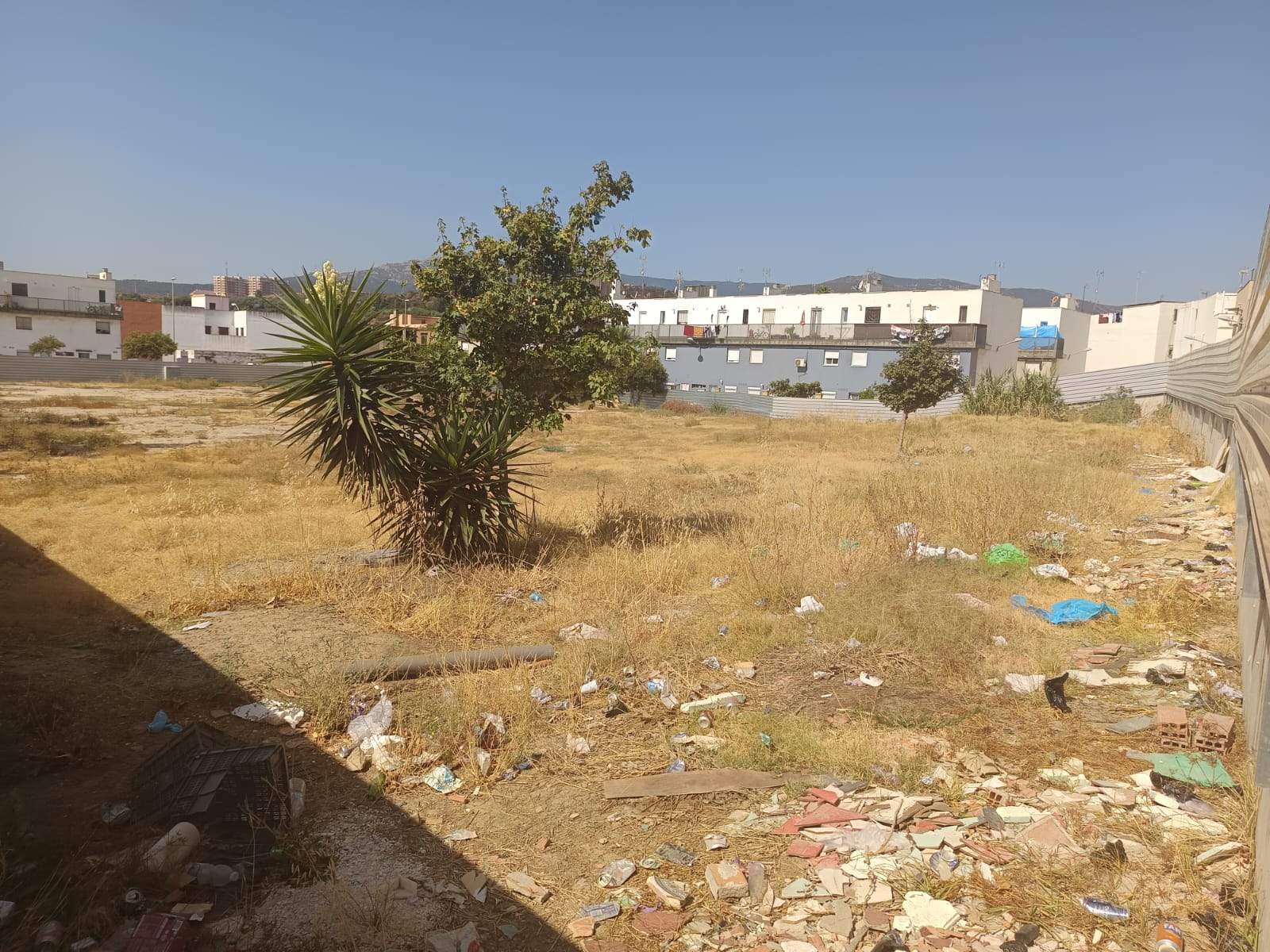 Solar en el que irá el futuro centro de salud de La Bajadilla. 