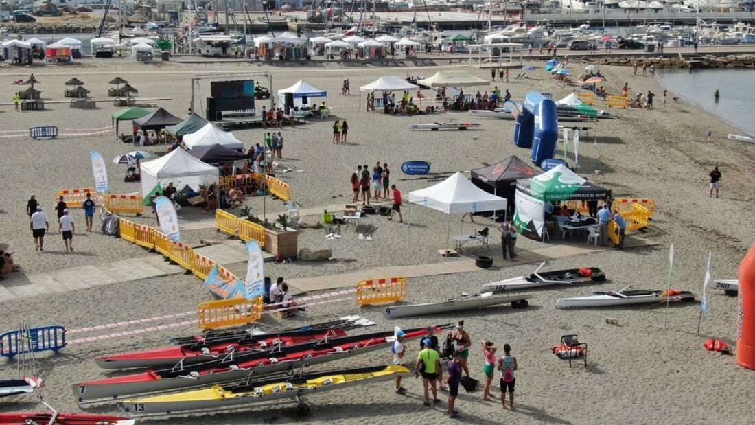 La playa de Poniente, escenario este sábado del campeonato andaluz de remo de Beach Sprint.