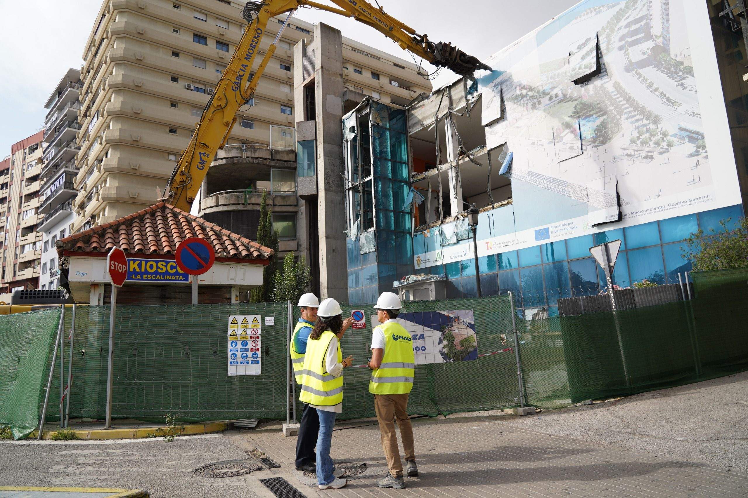 La maquina de demolición comienza a trabajar en el antiguo parking La Escalinata