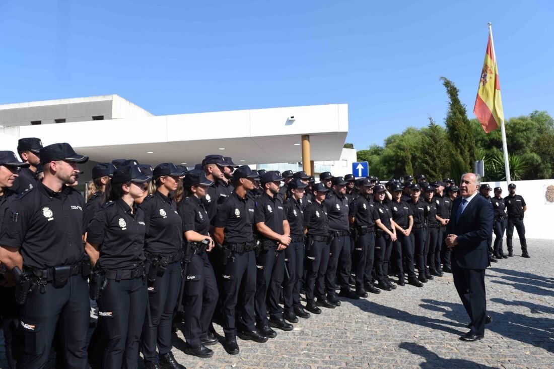 Landaluce da la bienvenida a los policías nacionales que realizarán sus prácticas en la ciudad